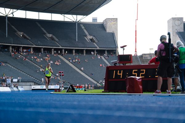 Svenja Pingpank (Hannover Athletics) ueber 5000m waehrend der deutschen Leichtathletik-Meisterschaften im Olympiastadion am 26.06.2022 in Berlin